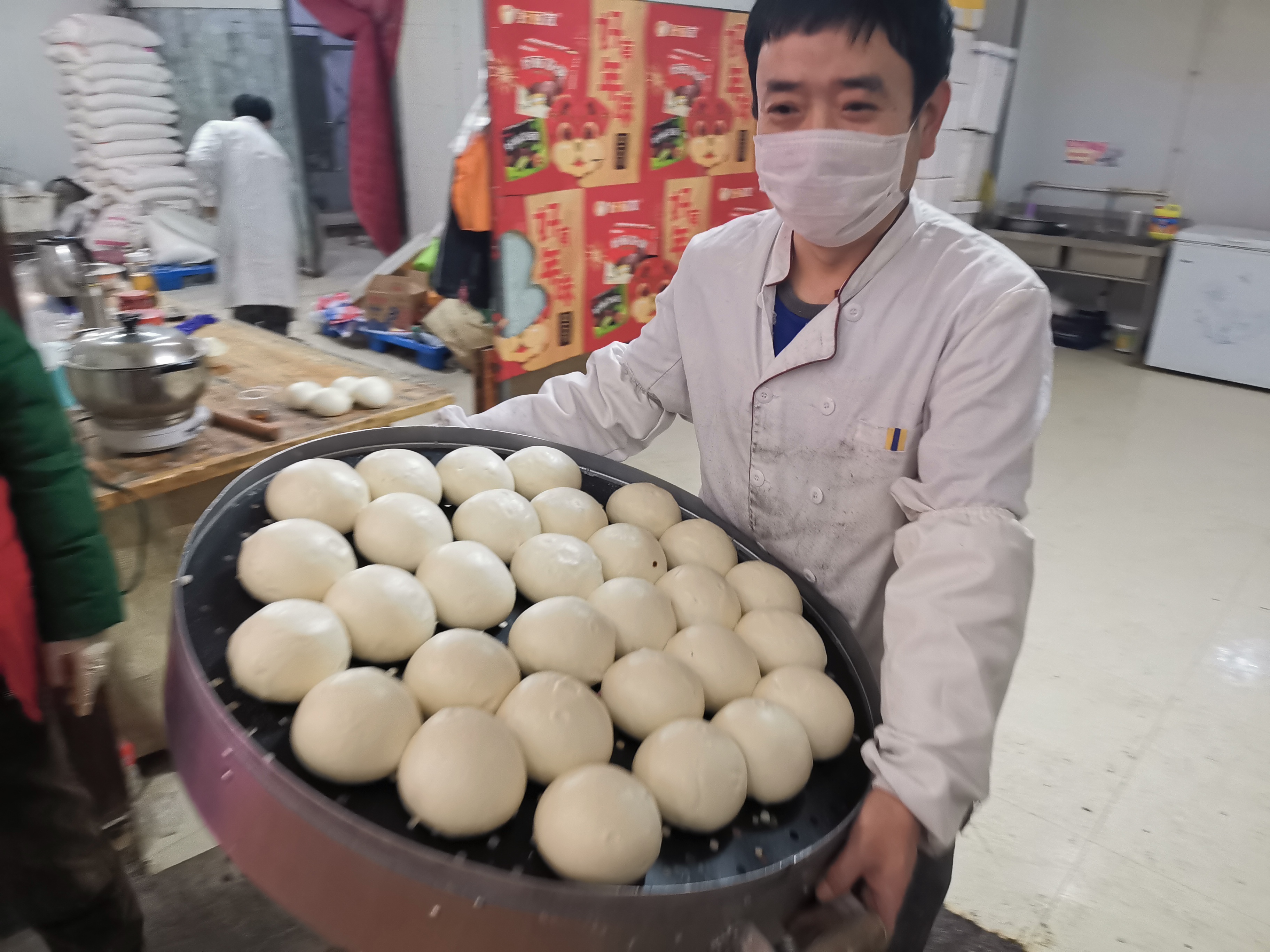 疫情期间新华超市仍坚持24小时营业新华杠子馍让开封老百姓乐开心花