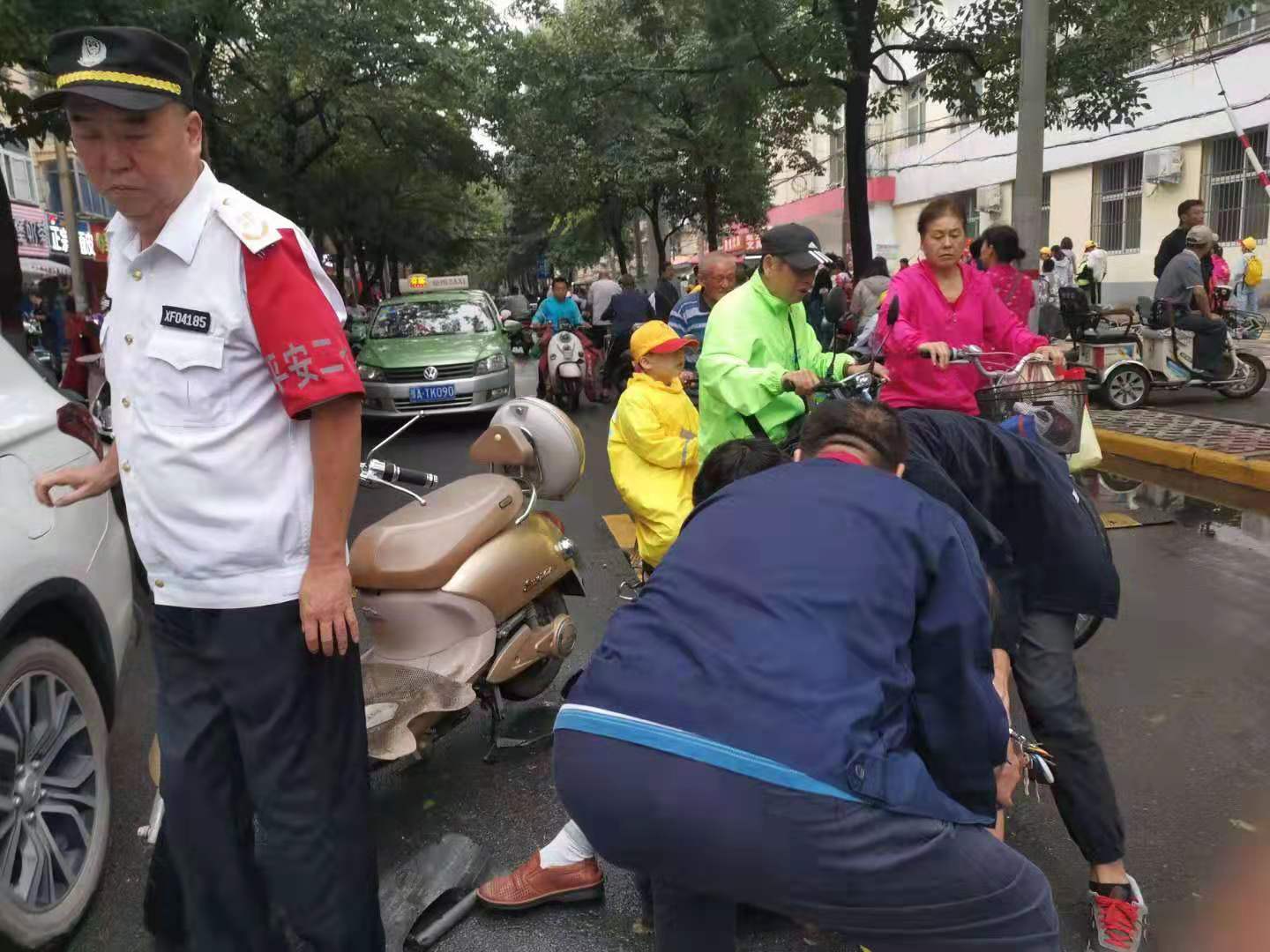 度假的年轻夫妇开着电动滑板车穿越城市。照片摄影图片_ID:412666310-Veer图库