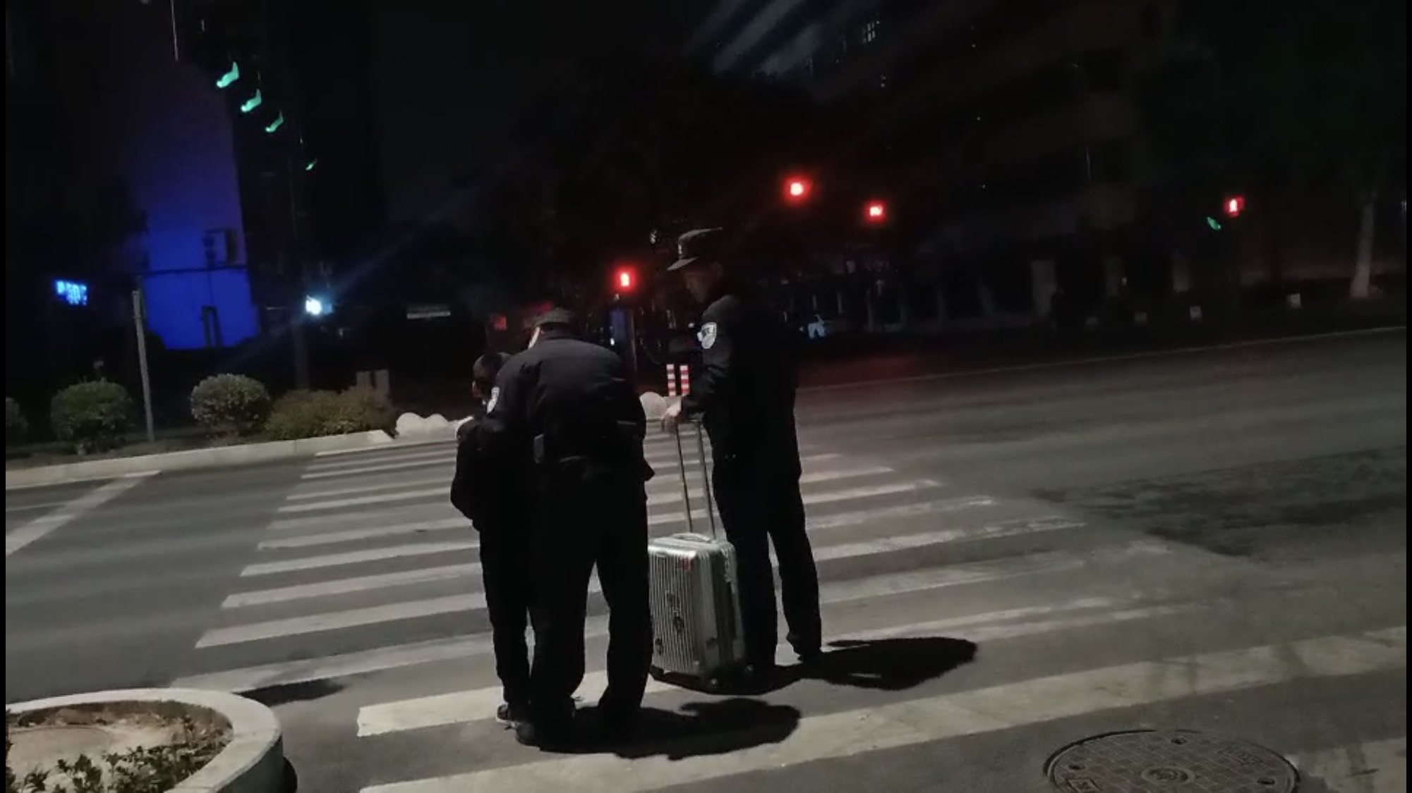 |难忍父亲责骂，9岁少年带着行李箱夜间离家出走，多亏遇到他们