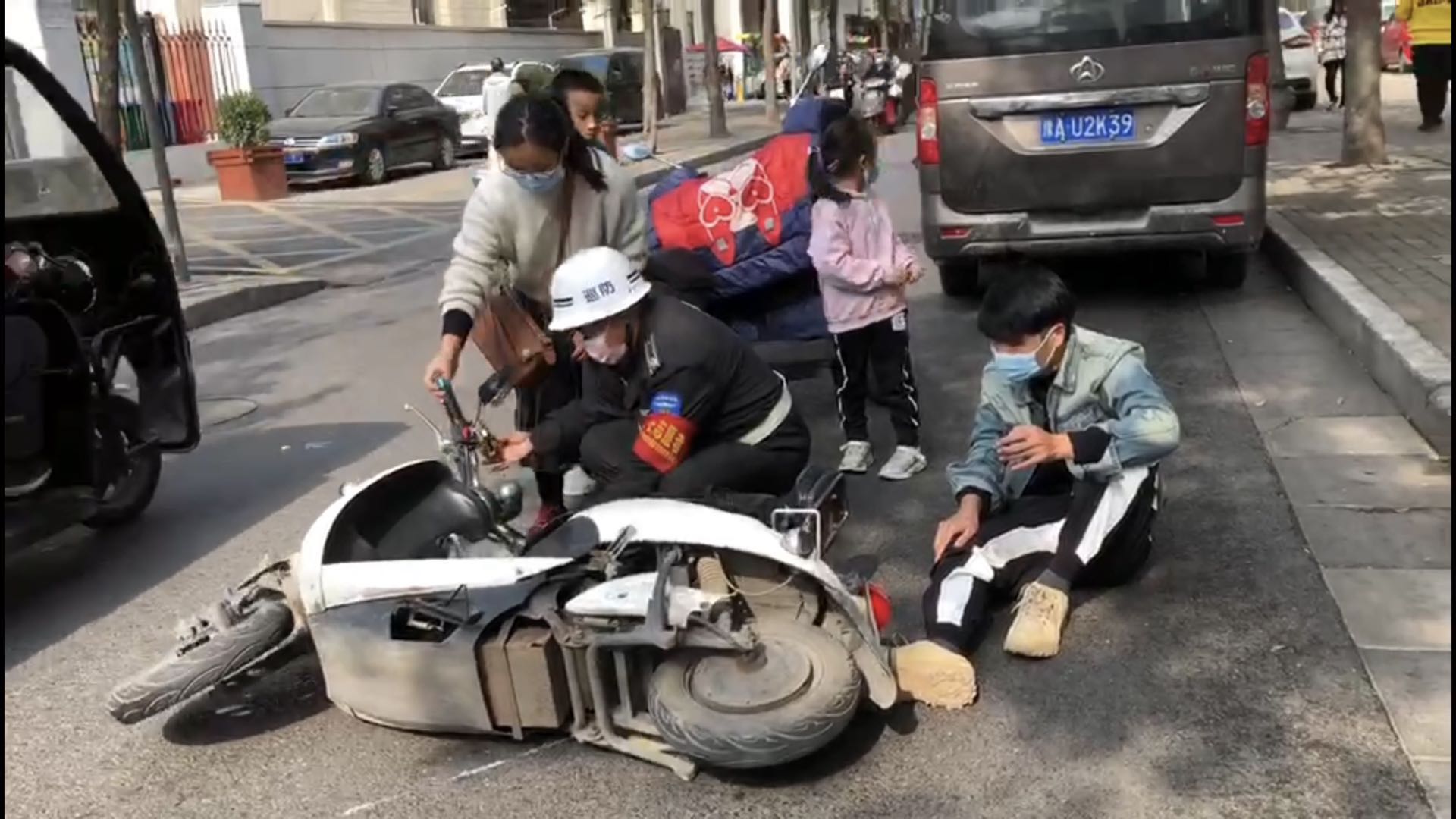 |俩电动车擦碰外卖小哥擦伤 接下来女车主的举动瞬间温暖全场