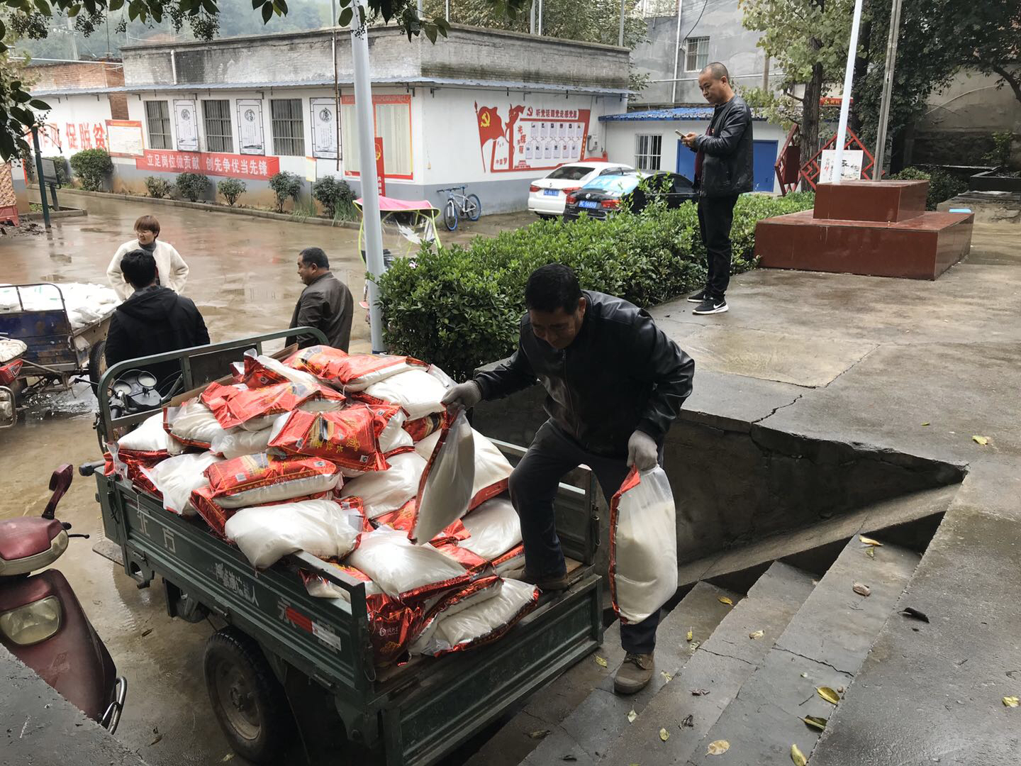 洛阳市金融工作局联合中原银行洛阳分行开展扶贫日慰问活动