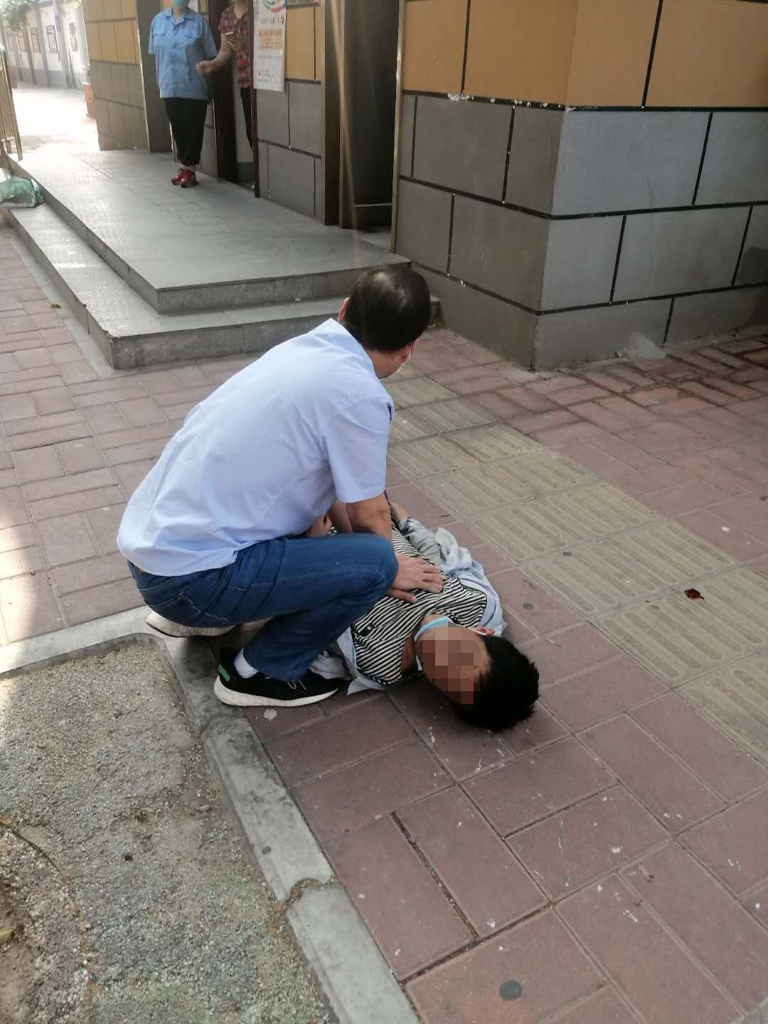 周口|小伙发病晕倒郑州街头 多亏遇到了周口这位医生