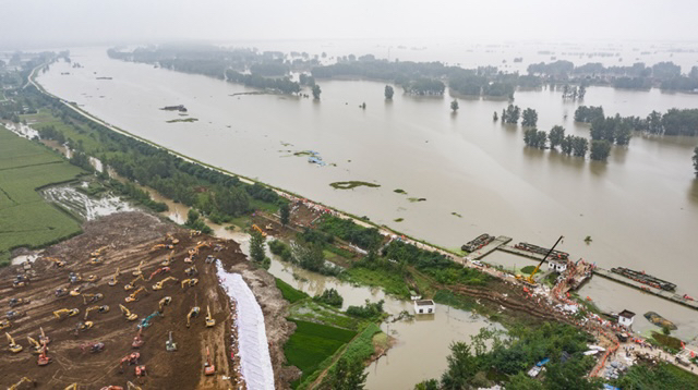 |独家丨安徽颍上淮河大堤，近百台挖掘机抢修600米临时圩堤拦洪水
