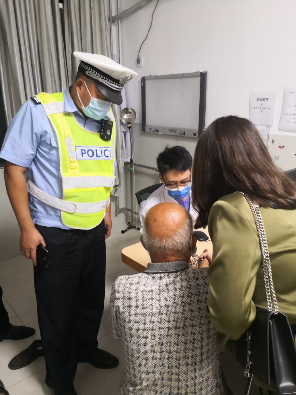 交通|河南一老汉被毒蛇咬伤，高速交警深夜护送