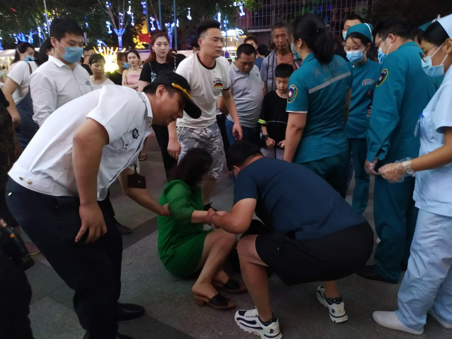 奇闻轶事|女子从商场出来突然晕倒 热心人及时出手相救