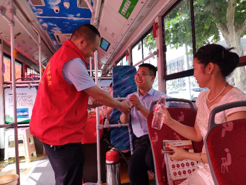 爱心|爱心助考|郑州“状元”公交车开足空调，“氢”凉助考 车上还有专业医务人员随时待命