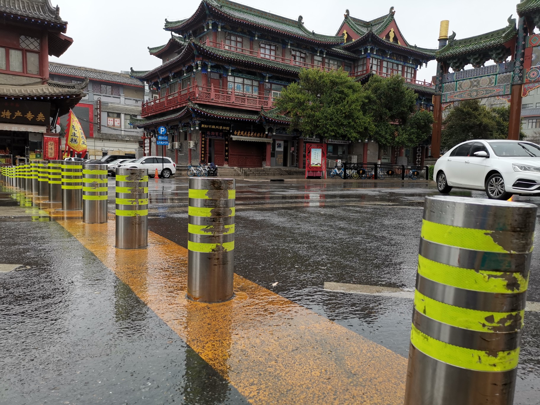 急救■关键时刻，120竟无法开入！开封宋都皇城度假区的“隔离桩”险些变成“夺命桩”