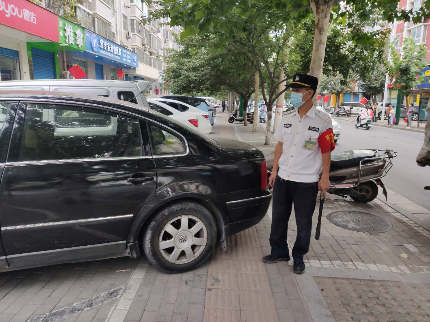车牌|停车占压盲道，结果，车牌变成了这个样子