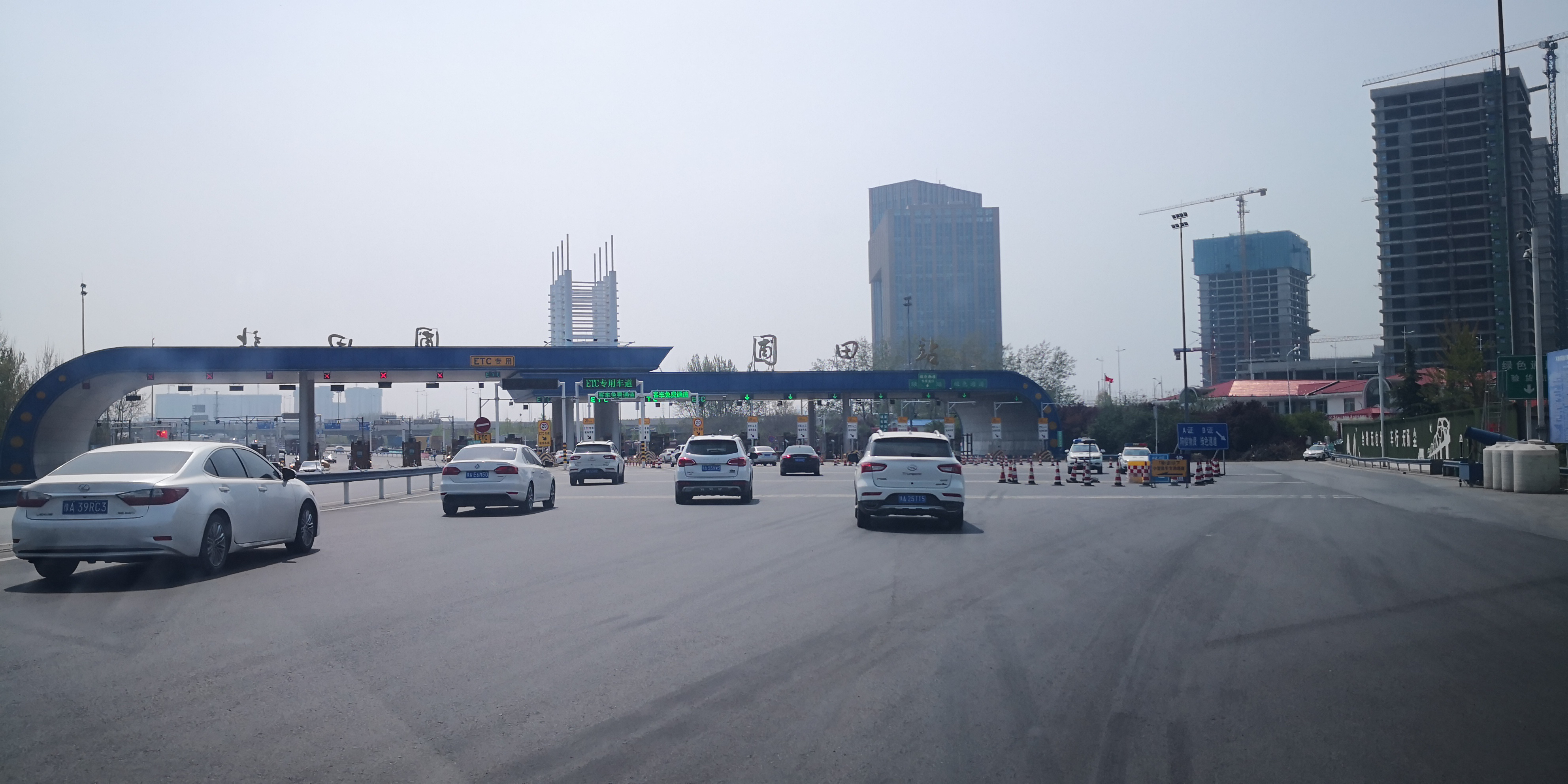 6日下午,在西南绕城高速侯寨站,郑州交警三大队民警朱大明接受了大河