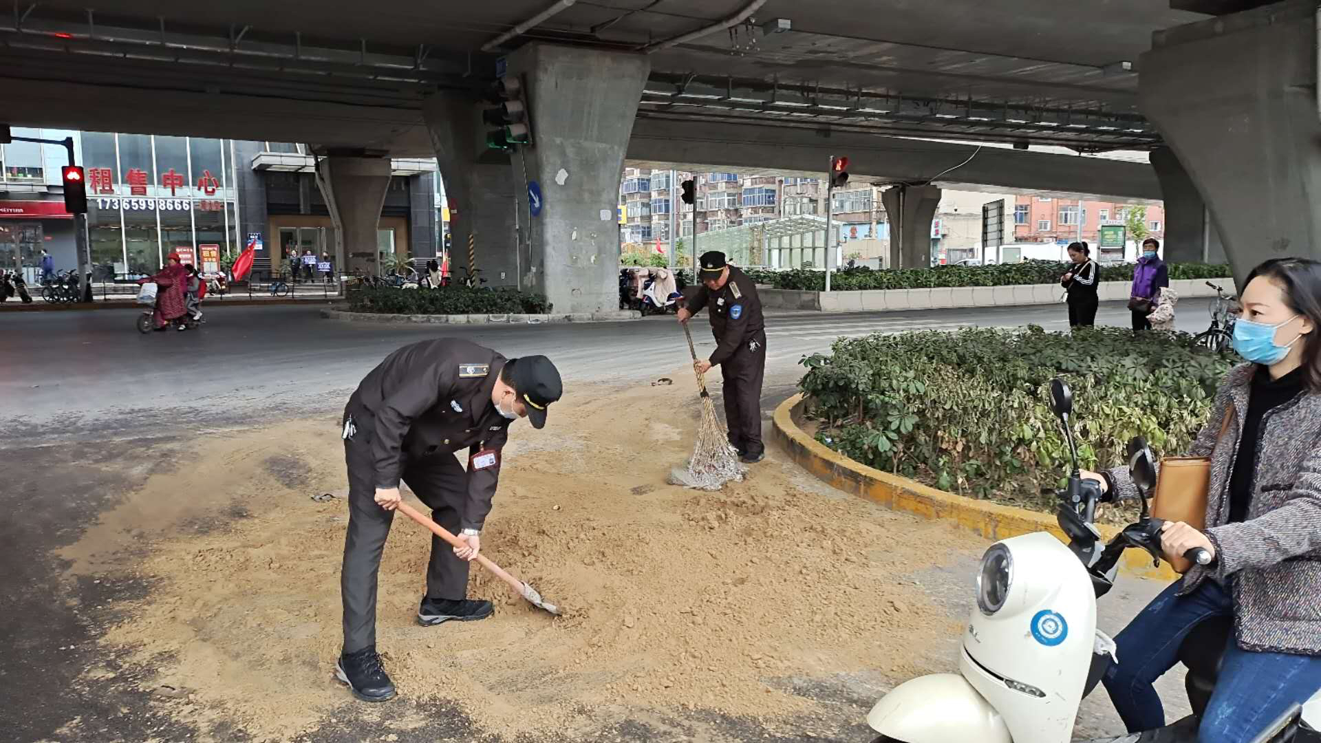 |大货车超高拉沙从高架桥下经过时被“削平”，落下一地沙子扬长而去……
