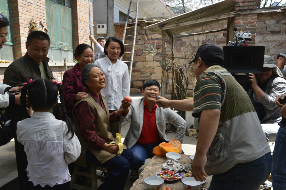 观众无不落泪 大型豫剧孝道题材电影《花喜鹊》郑州首映-手机大河网