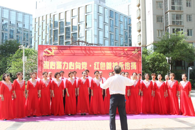 燃爆了中兴路社区居民千朵鲜花绘党旗为党的生日献礼