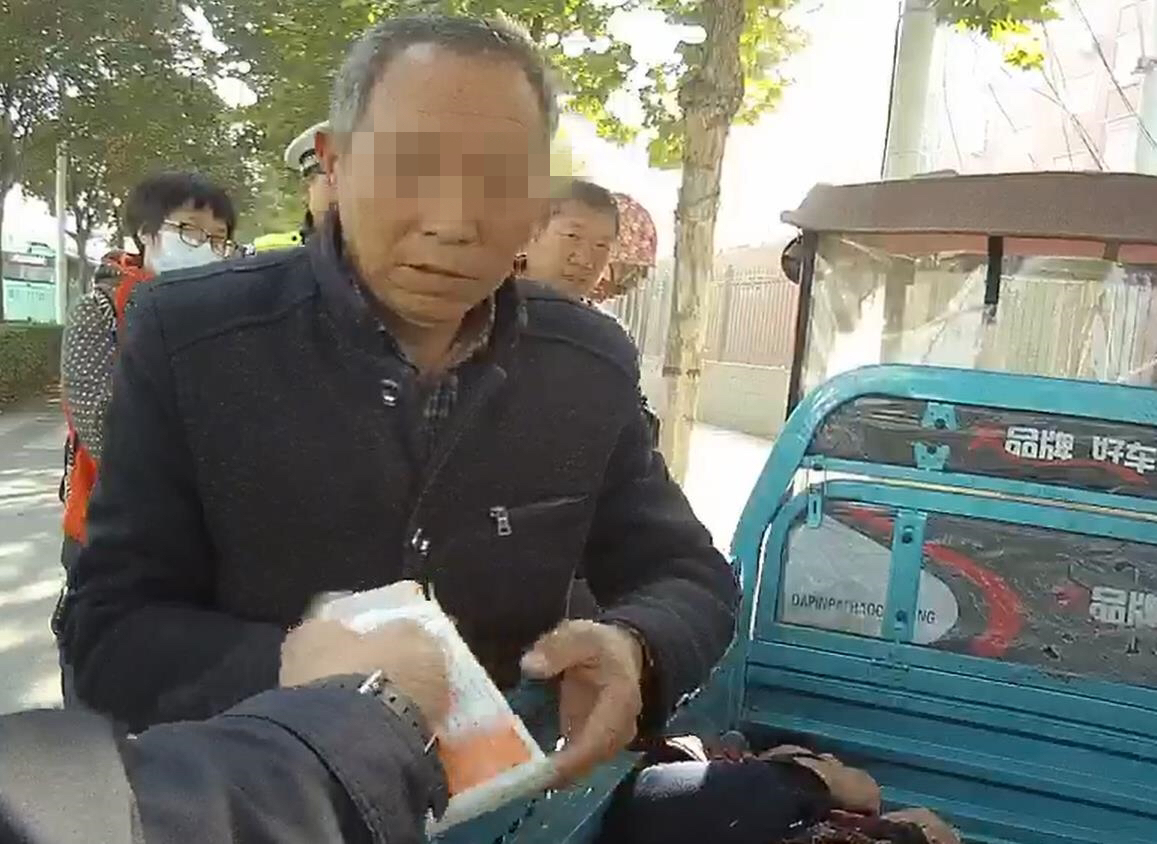 |好险！本想带老伴儿出来散心，不料途中突发心脏病