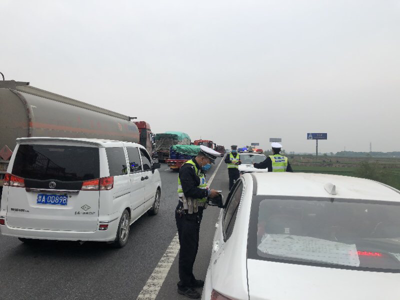 [应急车道]占用高速应急车道 10名司机集体受罚