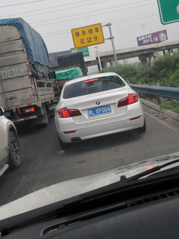 应急车道|90辆车占用应急车道，均被罚200元、扣6分