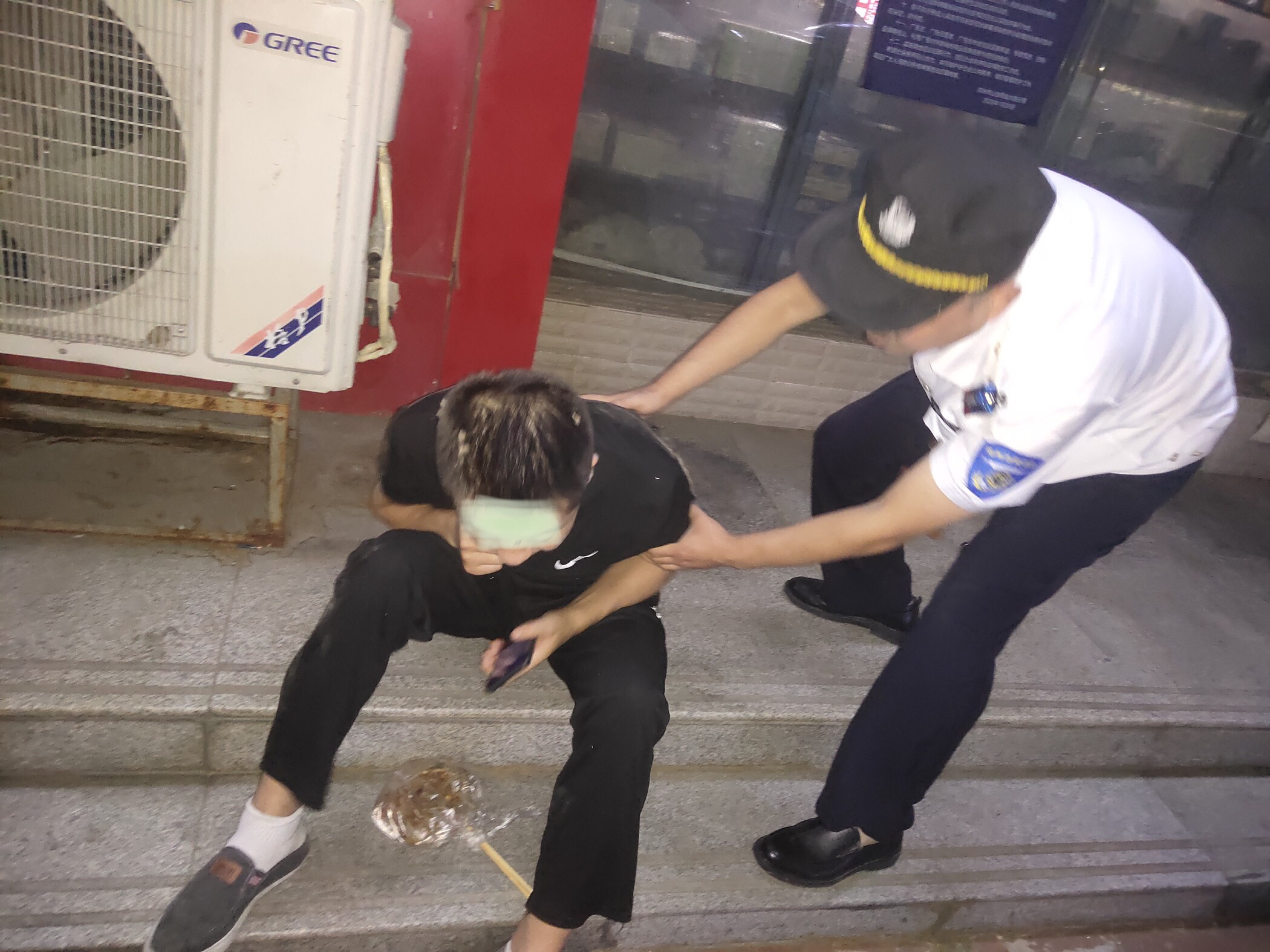 社会万象|贵州男子来郑找工作受挫 借酒消愁醉倒街头