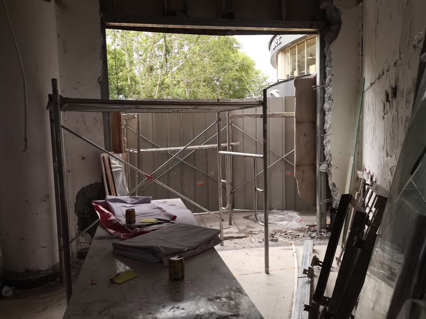 法制|凿掉墙壁欲作门店 执法部门责令＂恢复原状”