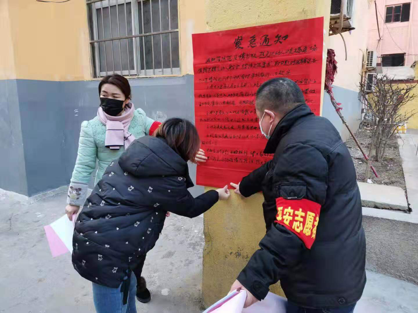 郑州荥阳市手写标语让疫情看得见