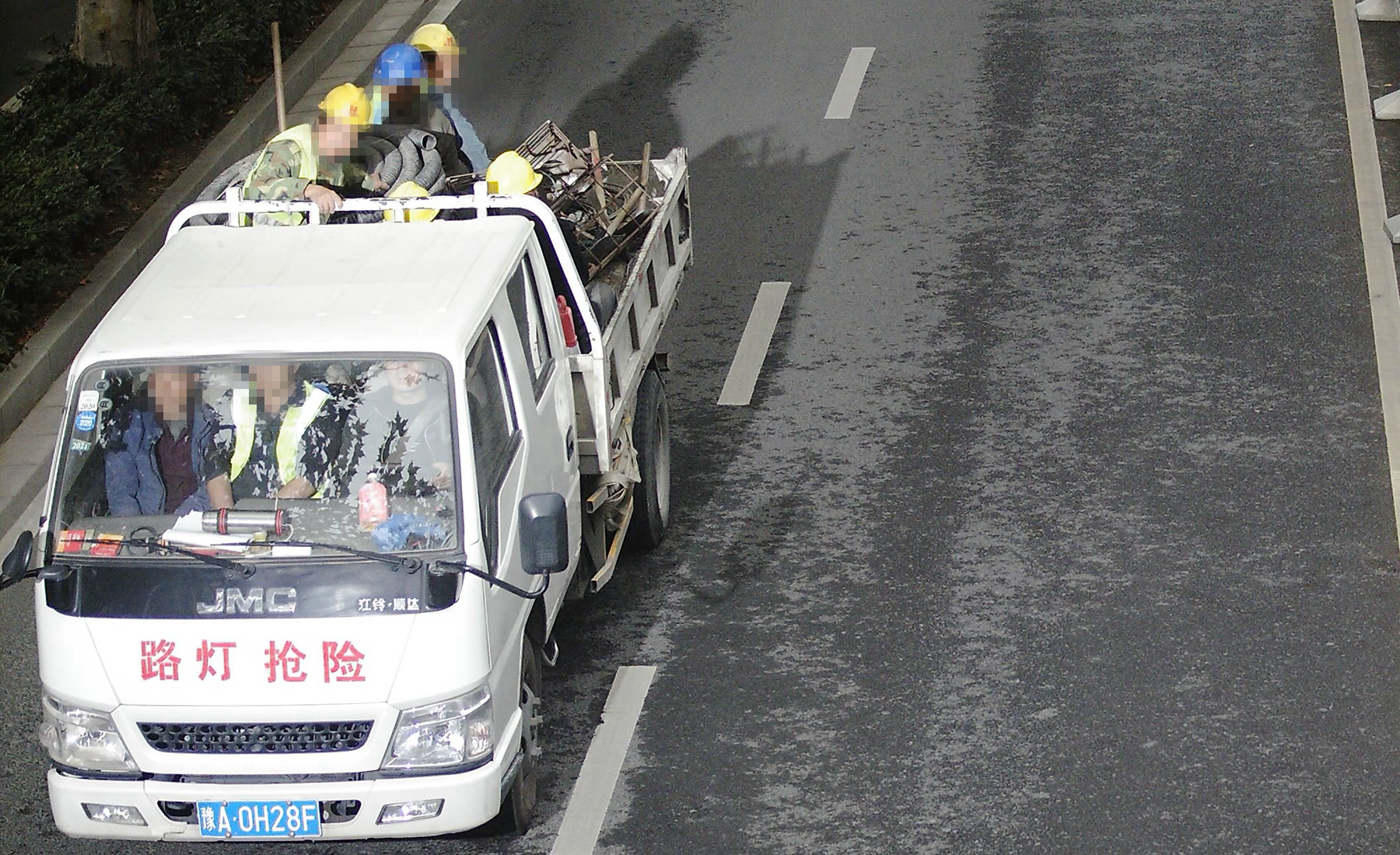 |货运车辆屡屡违法载客，这家公司被交警曝光处罚