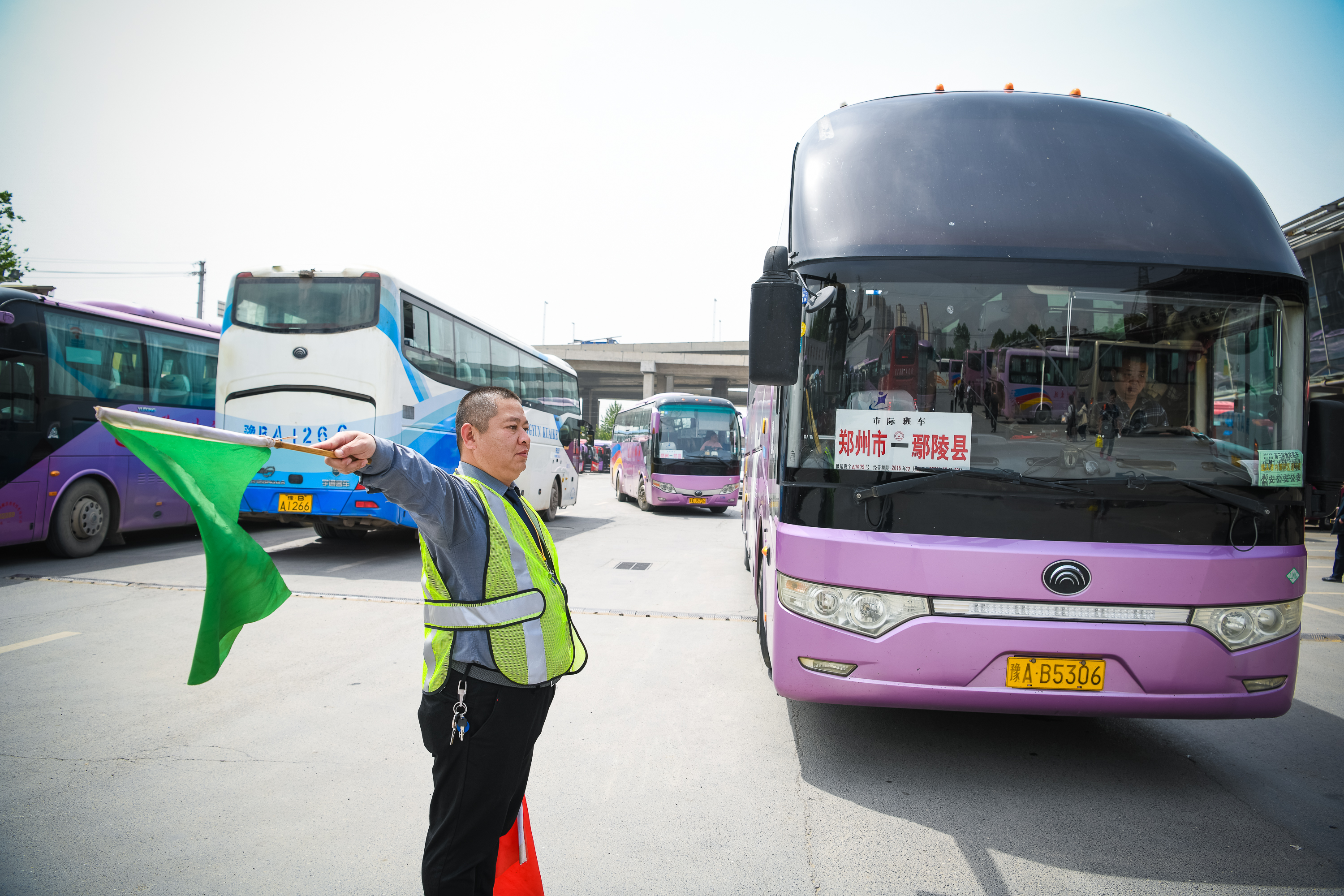 在黄金周假日运输中,郑州交运集团积极协调交警,强化车辆进出站措施