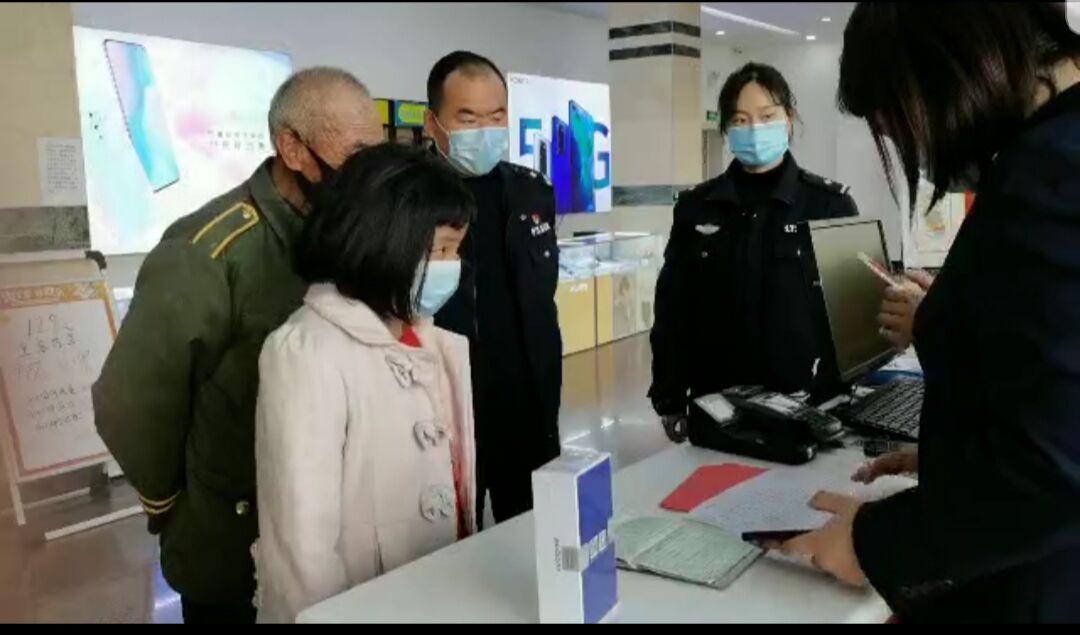 「」10岁小女孩“蹭网”学习，好心人给她送来手机和流量