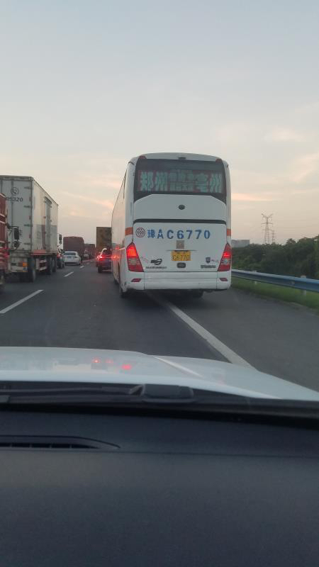 应急车道|90辆车占用应急车道，均被罚200元、扣6分