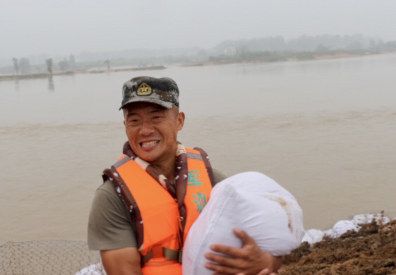 抗洪|“请派我去！”他们把热血忠诚刻在大堤