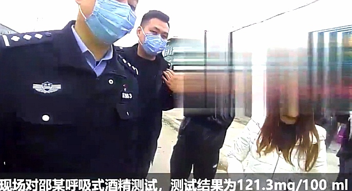 漯河■漯河男子醉驾撞人让妻子顶包，交警一句话吓得跪地叩饶