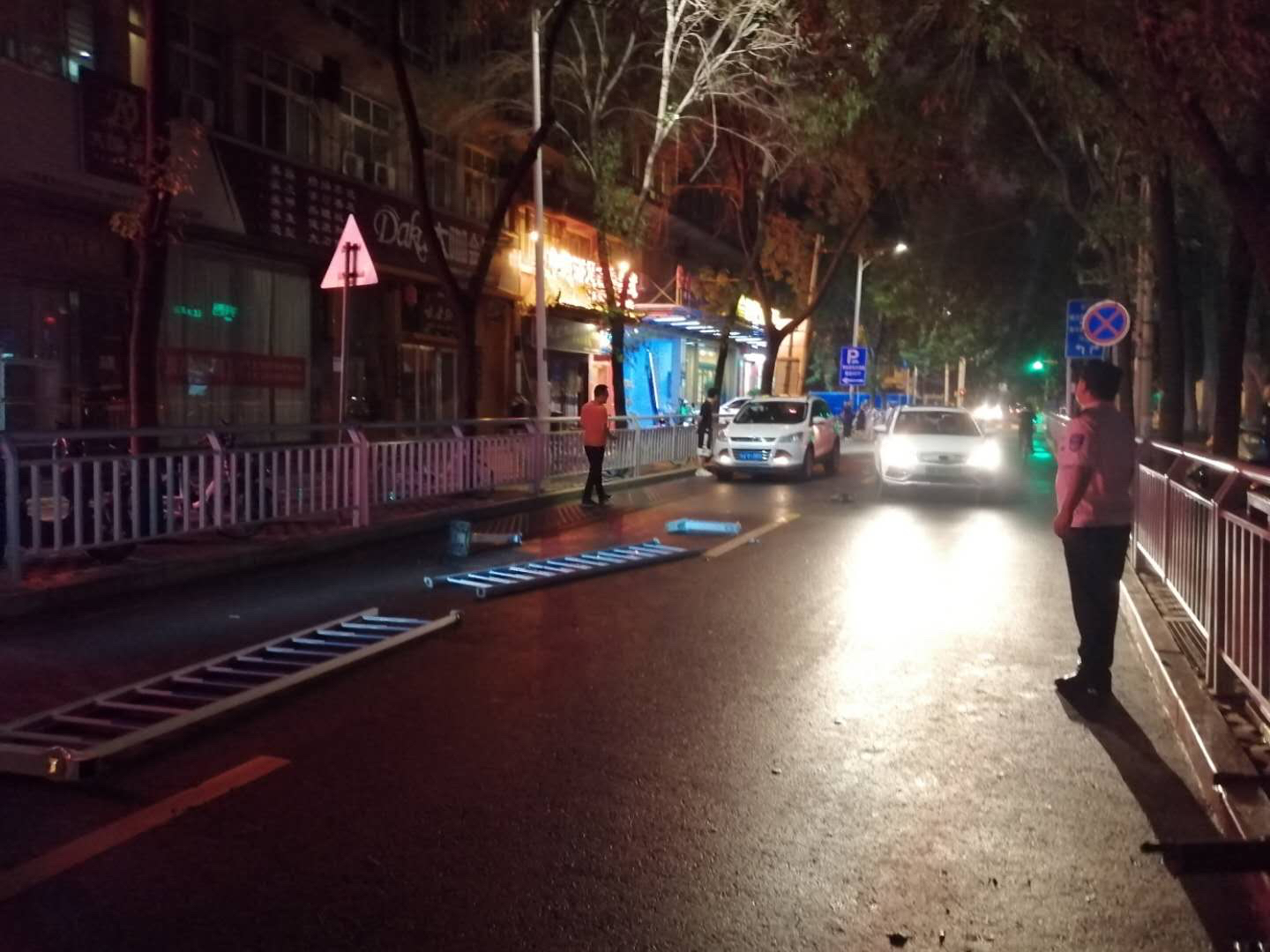 交通护栏|越野车撞断隔离栏，司机竟说不清咋撞的?