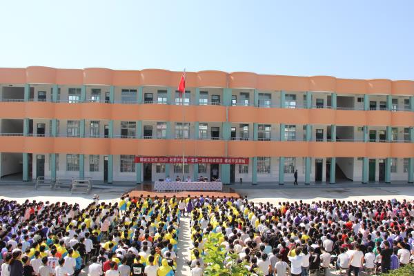 9月7日上午，漯河郾城区法官为李集镇中学的1600余名师生上法制课。