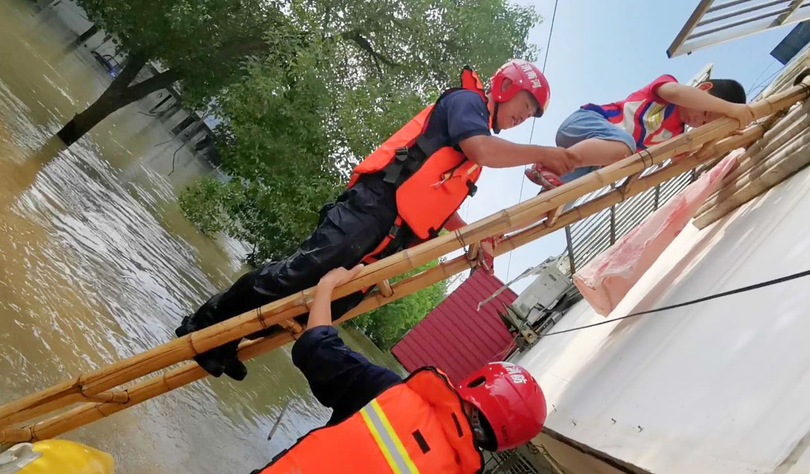 橡皮艇|驰援安徽：湍急洪水中架起“生命梯” 救出一家7口