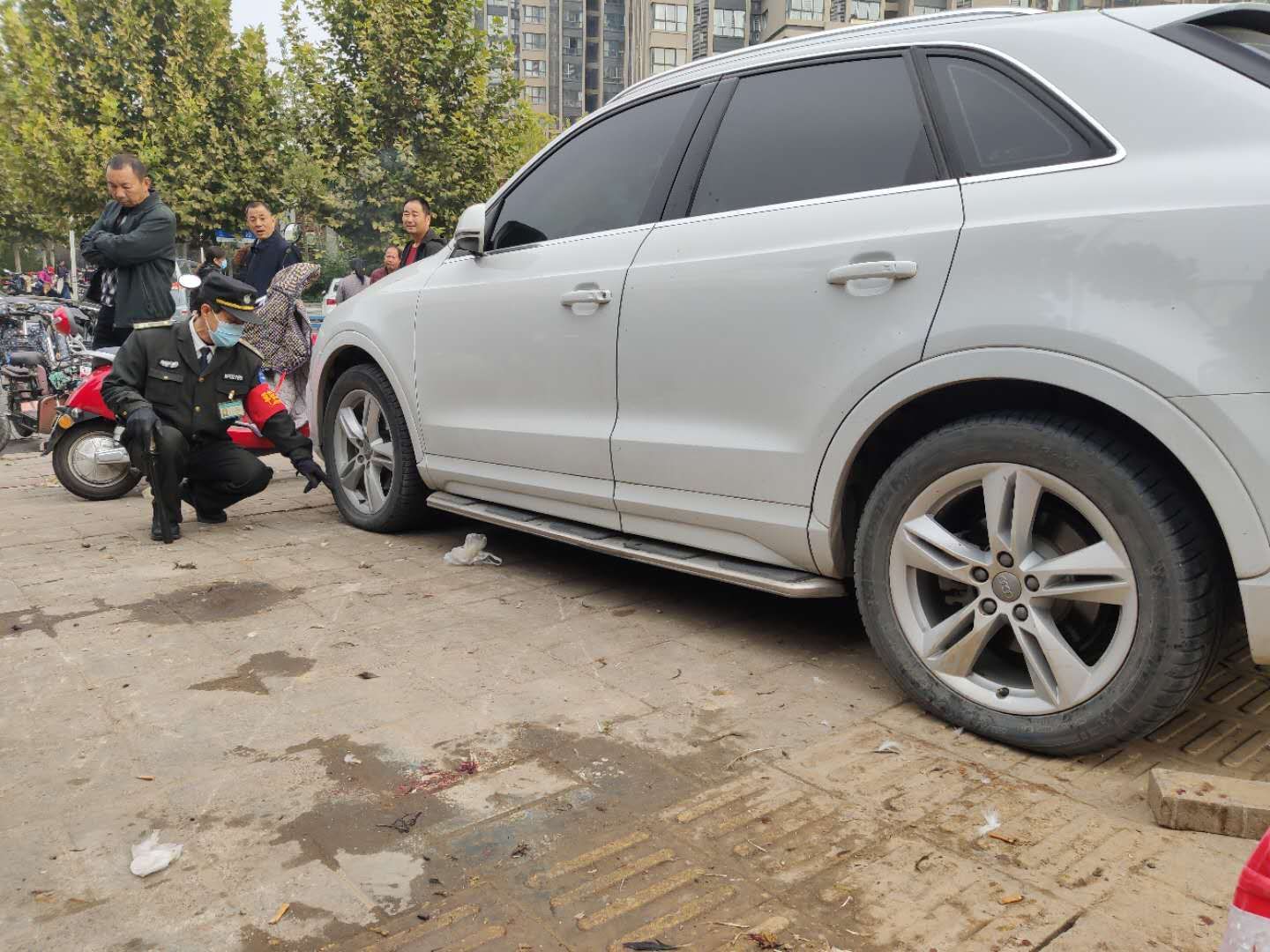 |车胎又又双叕被放气， 疑似影响市场出摊位?