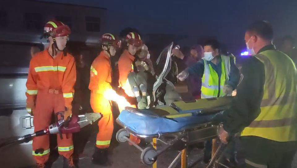 |面包车追尾相撞后车头严重变形 1人被卡副驾内