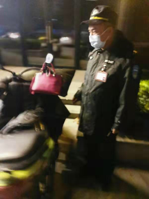 |领了工资后急着请同事吃饭，付账时发现装钱的包没了