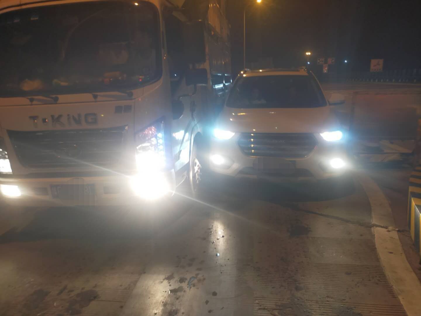 法制|收费站口两车各不相让致剐蹭 交警：各打50大板！