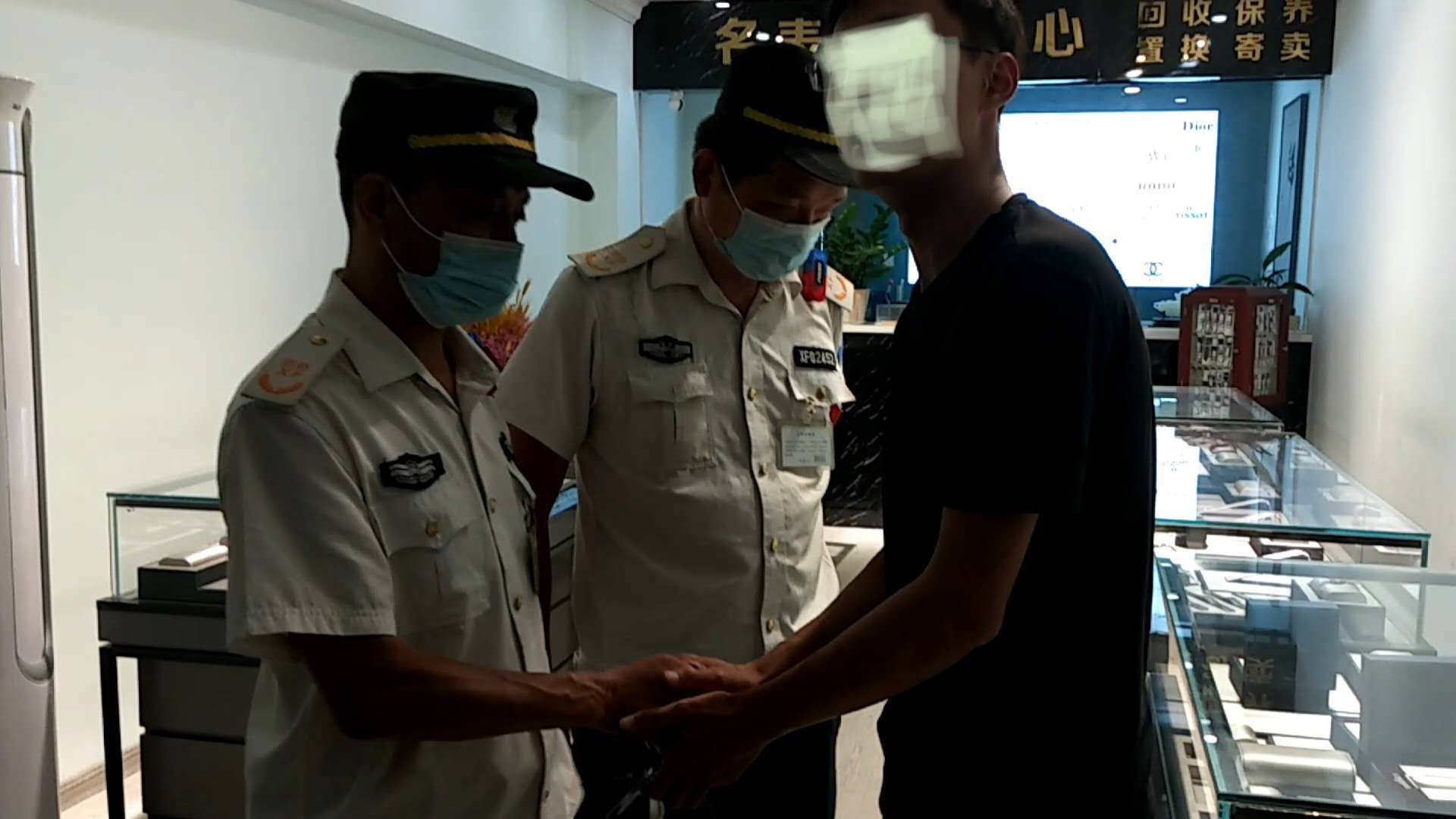 奢侈品|奢侈品回收店夜间不锁门，咋回事?