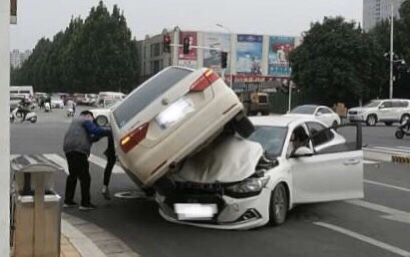 |过路口太快，白色大众“骑”上现代轿车