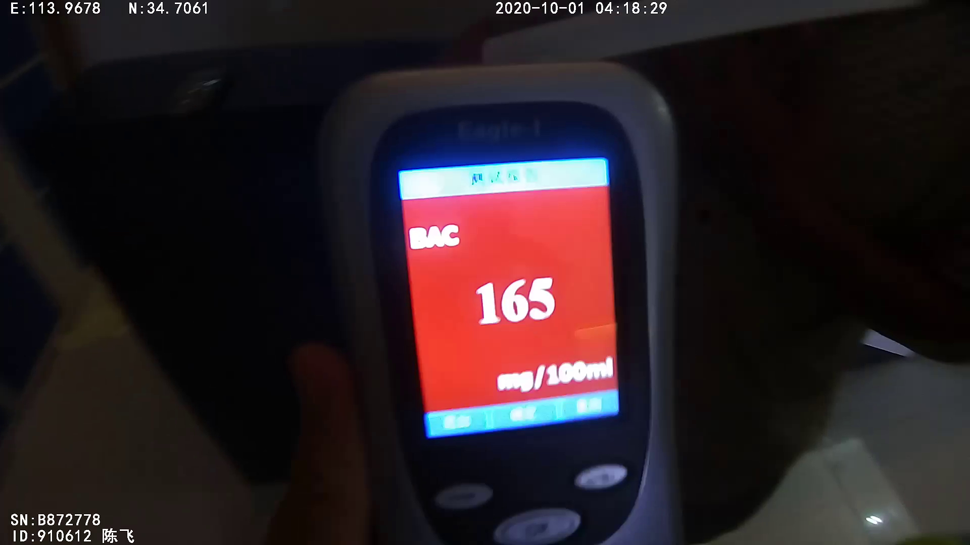 |奇怪，这辆小轿车为何凌晨长时间停在十字路口不动？