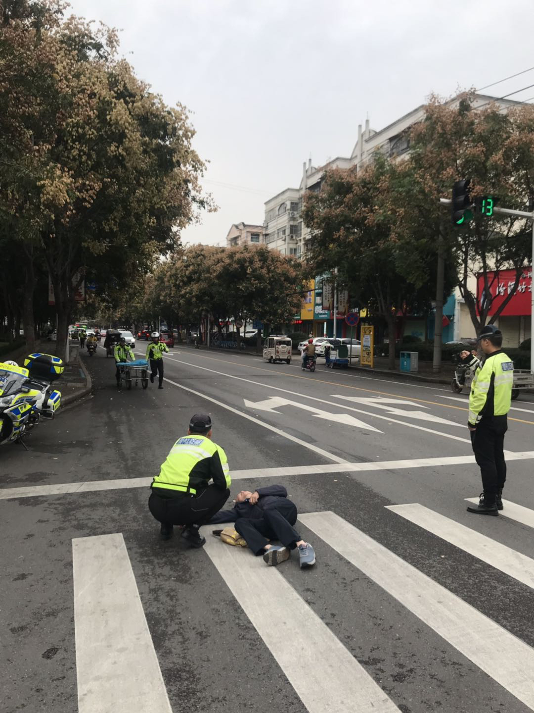 |老人突然倒地抽搐不止，漯河交警推着急救床跑来了