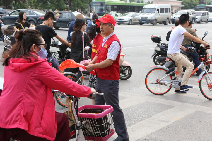 河南人大志愿者服务队积极参与引导文明交通