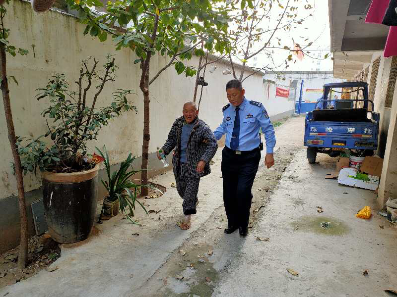 |93岁老人节日走失 民警寻家助其团圆