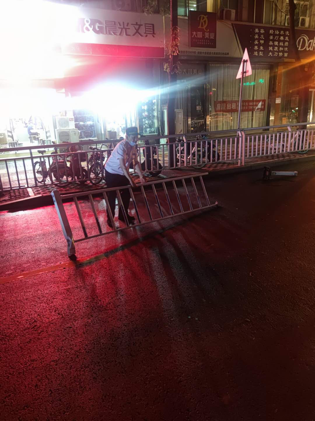 交通护栏|越野车撞断隔离栏，司机竟说不清咋撞的?