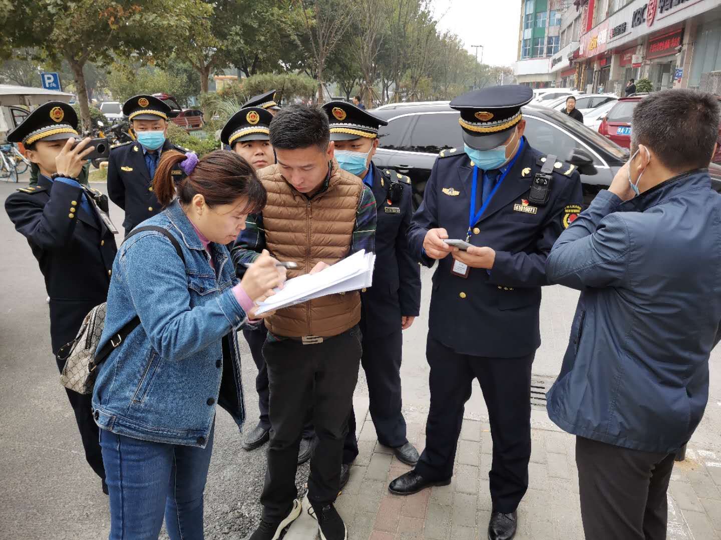 郑州经开区一停车场无证经营，多次查处仍不整改被强行拆除