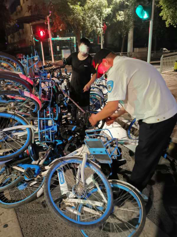 单车|好险！小伙骑着平板加长三轮运送共享单车，拐弯太急翻车被“埋”