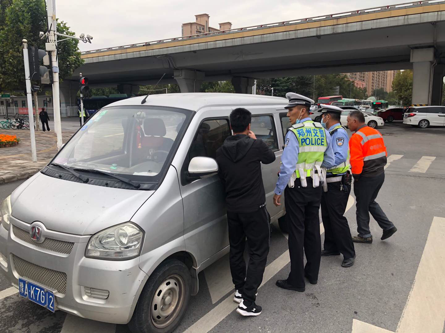 |双节期间，郑州交警队持续开展重点车辆违法整治