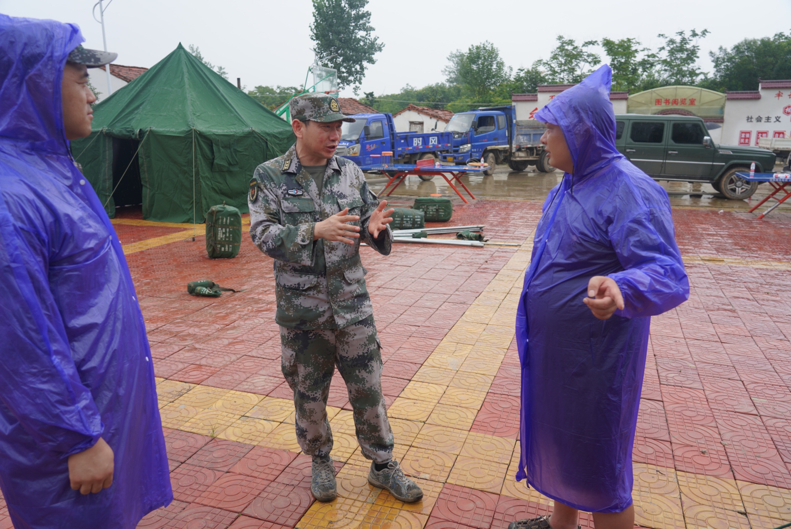 潢川|信阳潢川县：民兵冒雨封堵决口