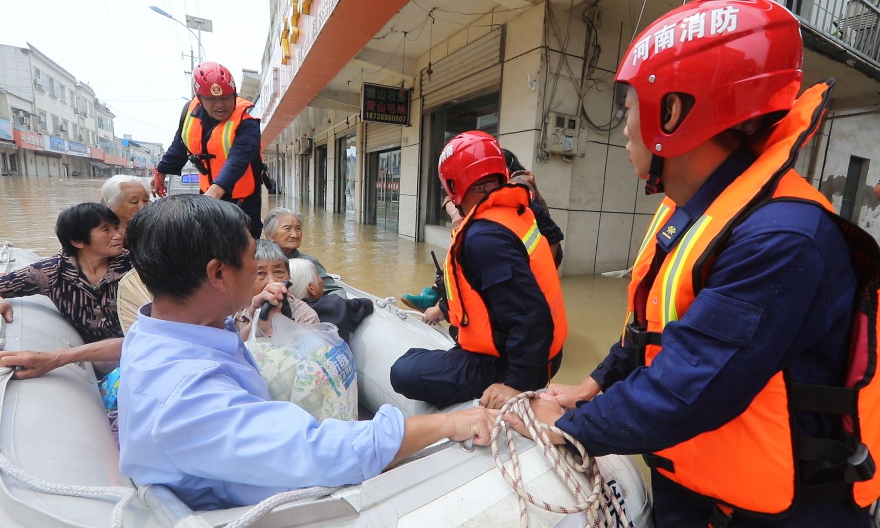 安全绳|河南消防员为救5位老人冲进洪流，队友抛来安全绳捡回一命