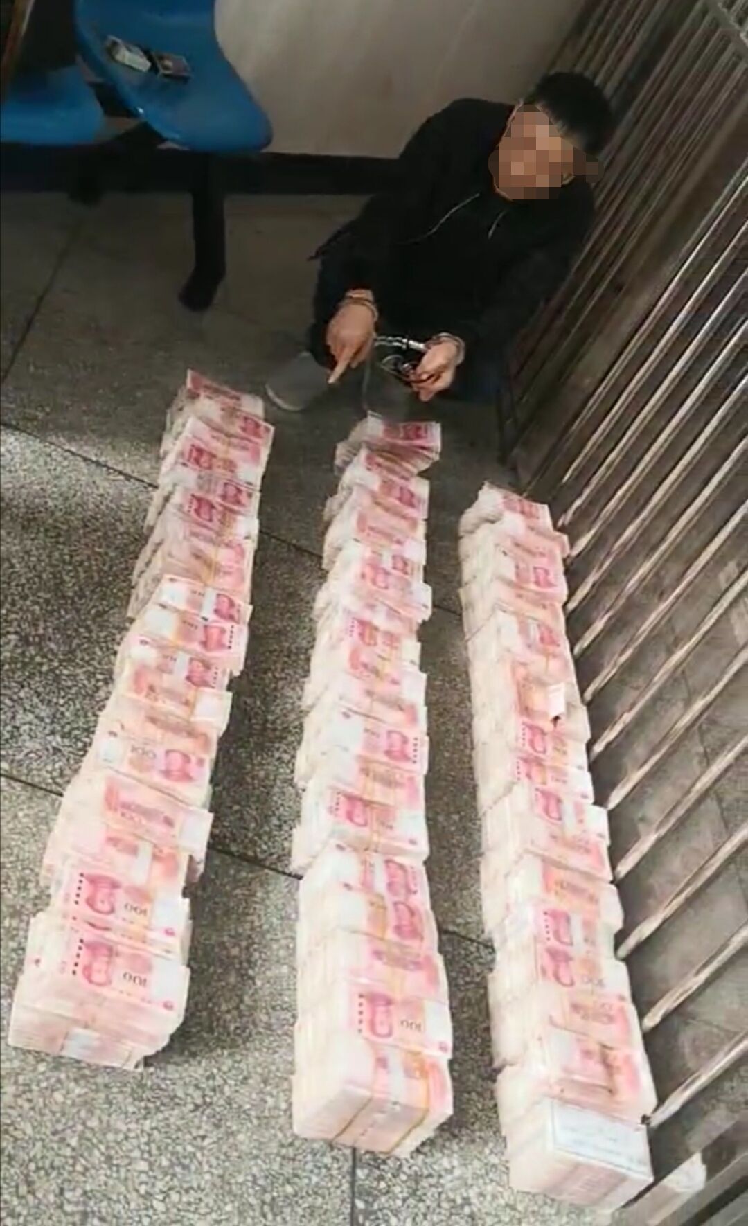 电信诈骗周口警方破获亿元电信诈骗案 从嫌疑人家中搜出561万赃款