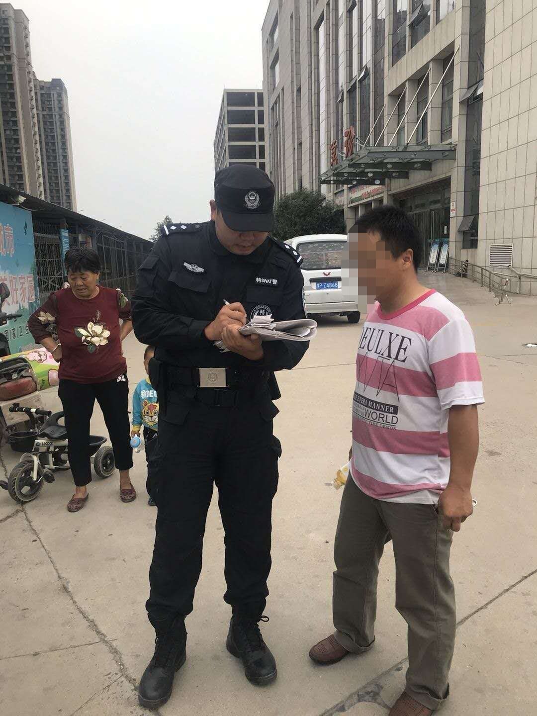 |放假看好孩子！10岁小女孩出门玩耍不料迷了路