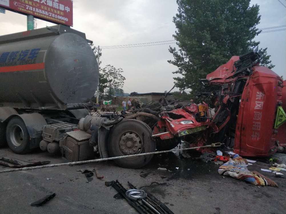 311国道鹿邑段油罐车撞上货车车头变形司机被困